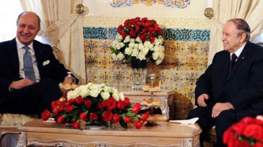 François Hollande en visite en Algérie dans l'espoir de tourner une page