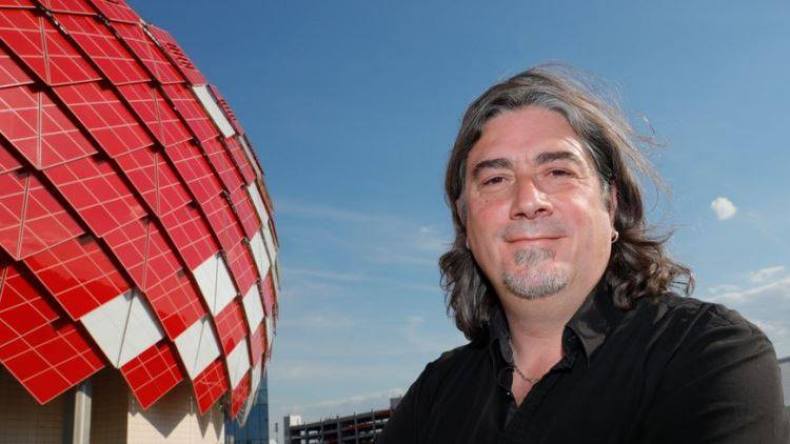 إعلامي فرنسي ضد تنظيم مباراة بين “الديكة” والجزائر