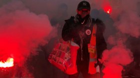 المحتجون في فرنسا يقطعون الكهرباء عن مئات آلاف المنازل والشركات