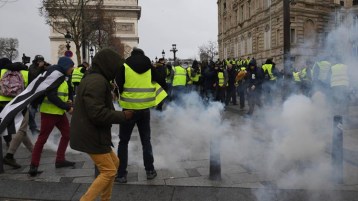 ضحكة فرنسا الصفراء..