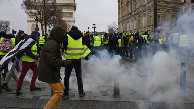 ضحكة فرنسا الصفراء..