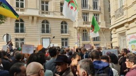 الجالية الجزائرية تطالب بفتح الحدود وإلغاء رخصة الدخول