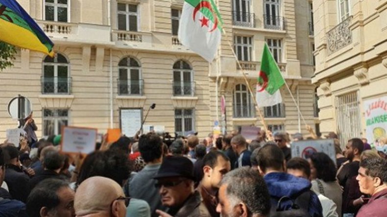الجالية الجزائرية تطالب بفتح الحدود وإلغاء رخصة الدخول