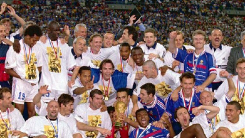 شباب فرنسيون يهددون بنسف مقر الفدرالية إذا لم يكن منتخبهم أبيضا و مسيحيا