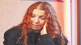 وزراء  فرنسيون  يتضامنون  مع  ممثلة  جزائرية  تعرضت  لهجوم  بالحمض  الحارق