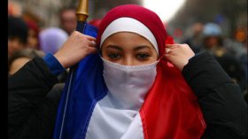 رفع علم الجزائر واستخدام العربية في المهجر إعتداء على قيم فرنسا !