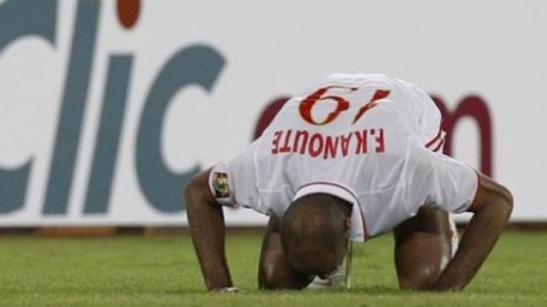 الصلاة والسجود ممنوعان في الملاعب الفرنسية