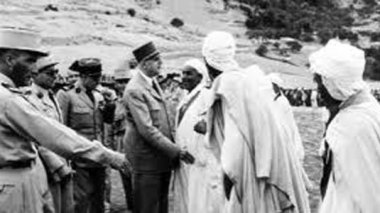 Alger remet à Paris les documents administratifs des colons