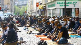 عيد العلم في رحاب مسلمي فرنسا..