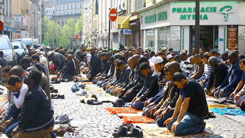 عيد العلم في رحاب مسلمي فرنسا..