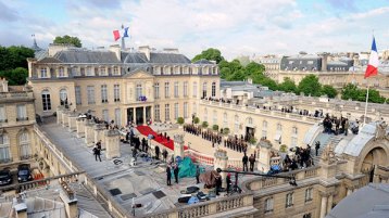 يسار.. إلى اليمين.. دُرْ!