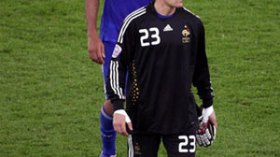 Italy beat France to reach last eight