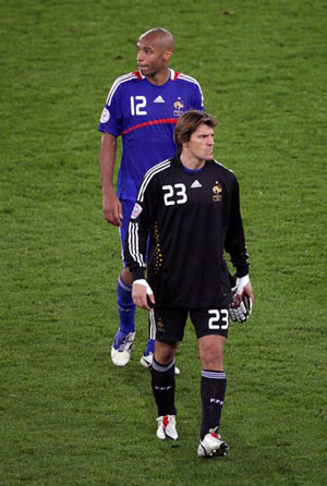 Italy beat France to reach last eight