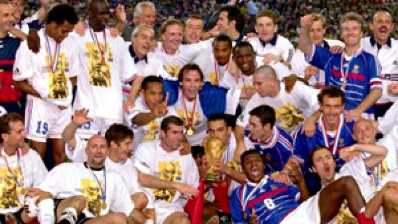 نجوم فرنسا “98” يصلون الاثنين إلى الجزائر