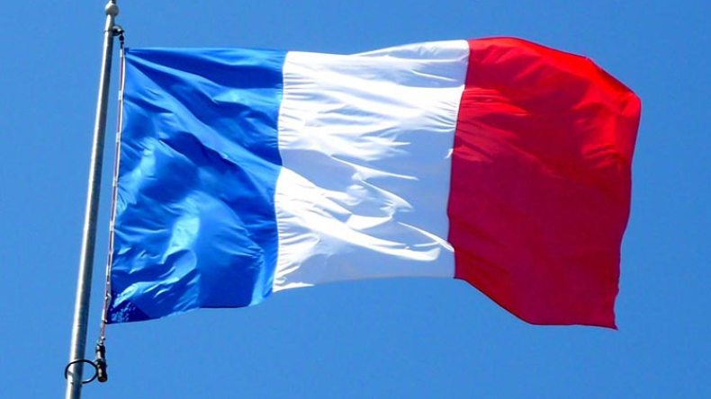 فرنسا تحضر لطرد لاجئ قدّم مزاعم حول اغتيال رهبان تبحرين