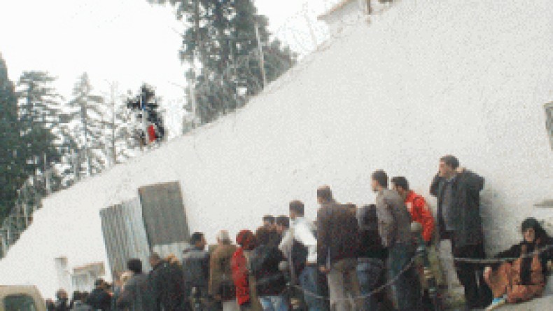 الجزائريون دفعوا لفرنسا4 ملايين أورو مقابل تأشيرات مرفوضة في 2009