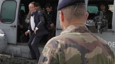 François Hollande en Afghanistan pour expliquer le retrait anticipé