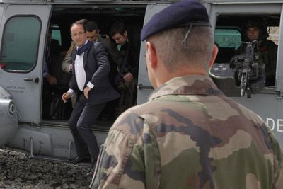 François Hollande en Afghanistan pour expliquer le retrait anticipé