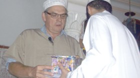 فرنسي‭ ‬يشهر‭ ‬إسلامه‭ ‬بمسجد‭ ‬فريحة‭ ‬ويقرر‭ ‬صوم‭ ‬شهر‭ ‬رمضان‭ ‬بتيزي‭ ‬وزو‭