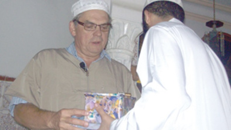 فرنسي‭ ‬يشهر‭ ‬إسلامه‭ ‬بمسجد‭ ‬فريحة‭ ‬ويقرر‭ ‬صوم‭ ‬شهر‭ ‬رمضان‭ ‬بتيزي‭ ‬وزو‭