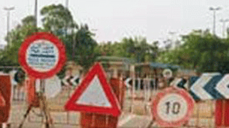 مهربون يقتحمون حظيرة سيارات الجمارك ويحرقون 6 منها