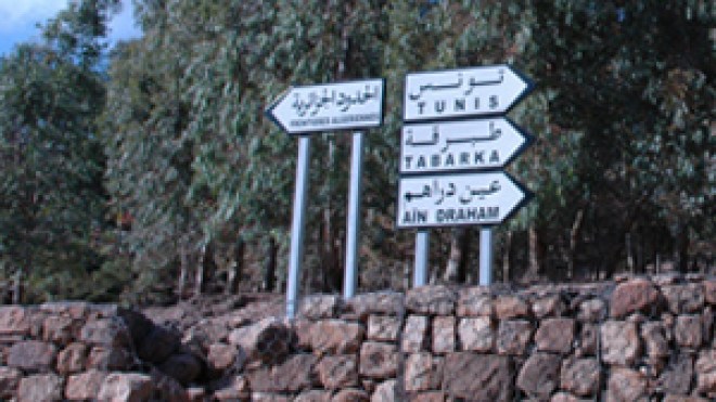 مئات التونسيين يقتحمون الحدود الجزائرية طلبا للعيش الكريم