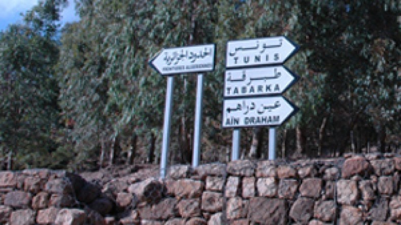 مئات التونسيين يقتحمون الحدود الجزائرية طلبا للعيش الكريم