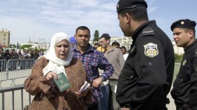 الجمارك التونسية تستخدم الكلاب لتفتيش الجزائريين