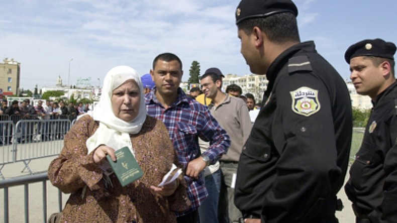 الجمارك التونسية تستخدم الكلاب لتفتيش الجزائريين