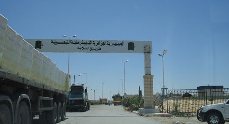 Hundreds of Tunisian protesters tried to enter Algeria soil illegally