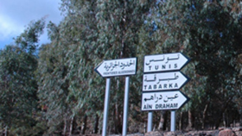 الممنوعون‭ ‬من‭ ‬دخول‭ ‬تونس‭ ‬يحتجون‭ ‬بتبسة‭ ‬ويهددون‭ ‬بمنع‭ ‬التوانسة‭ ‬من‭ ‬دخول‭ ‬الجزائر