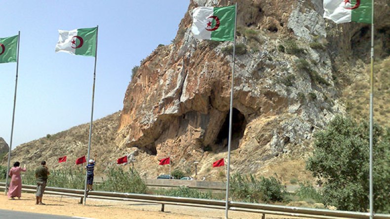 سكان قرية مغربية ينتفضون ضد الفقر ويهددون باللجوء إلى الجزائر