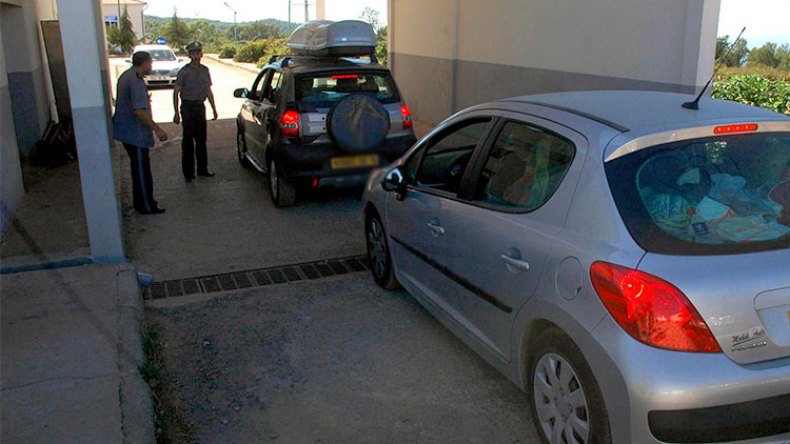 طوابير طويلة على الحدود لقضاء عطلة نوفمبر وختم الجوازات