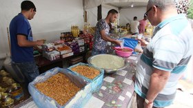 تجار يلهبون أسعار المكسرات والفواكه الجافة