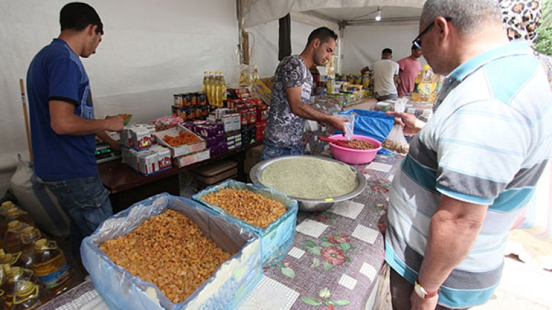 تجار يلهبون أسعار المكسرات والفواكه الجافة