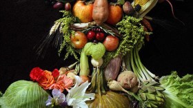 أمريكي يبدع لوحات فنية بالفواكه واللحوم