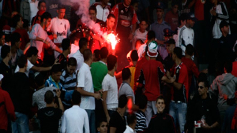 توقيف 14 مناصرا بتهمة التزوير وتعاطي المخدرات وحمل الألعاب النارية