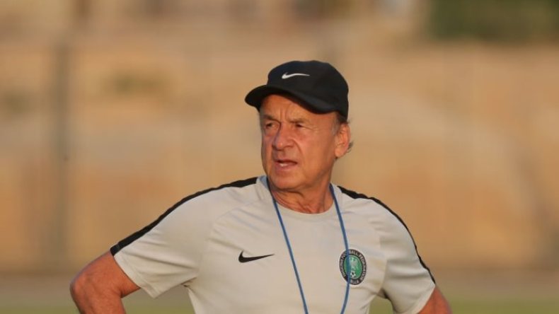 مدرب نيجيريا يُرشّح الجزائر لِحضور مونديال 2022