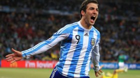 هيغواين يهدّد شخصا بـ “قطع رأسه”!؟