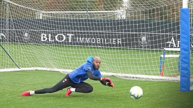 مبولحي يعود إلى أجواء التدريبات