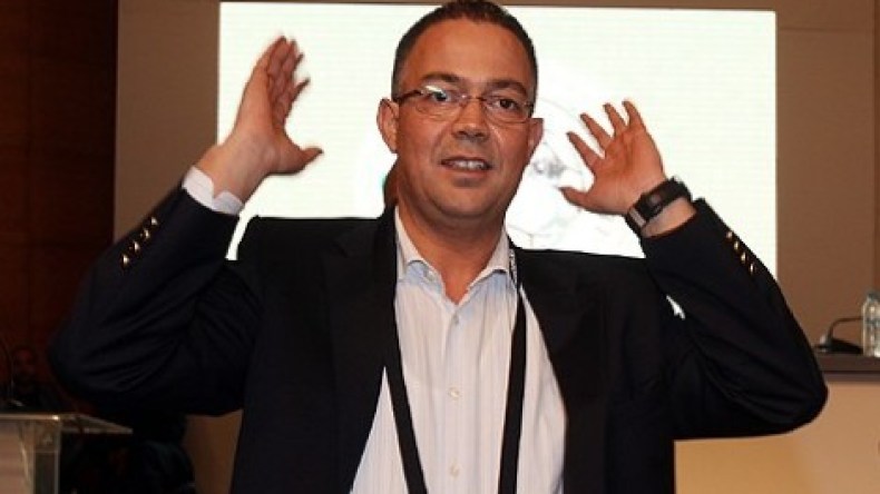 مسؤولو الكرة المغربية يلعبون بالنار وبلاتر يلوّح بـ “العصا”!