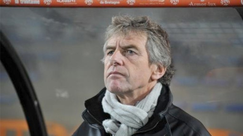 غوركوف‮ ‬يحاول إقناع مدربي‮ ‬الأندية بالتعاون معه