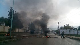 غاضبون يغلقون 3 طرق ويشلون حركة القطارات بالبليدة