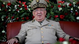 إسداء وسام الشجاعة للفريقين ڤايد صالح والتوفيق