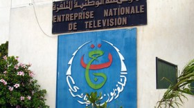 منع نصيرة مزهود من تقديم نشرة الخامسة بالحجاب وتعويضها بالصحفية وسيلة لبيض