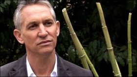 معلّق إنجليزي يسخر من سجود لاعب مسلم!؟