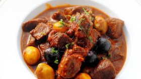 لحم العجل بالصلصة الحمراء ونوعين من الزيتون