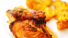 فخد دجاج محمّر مع البطاطا في الفرن