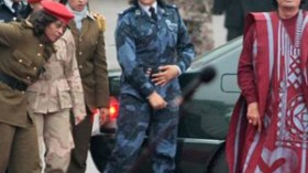 300‭ ‬حارسة‭ ‬مقاتلة‭ ‬يتعهدن‭ ‬بحماية‭ ‬المجنون‭ ‬من‭ ‬الموت