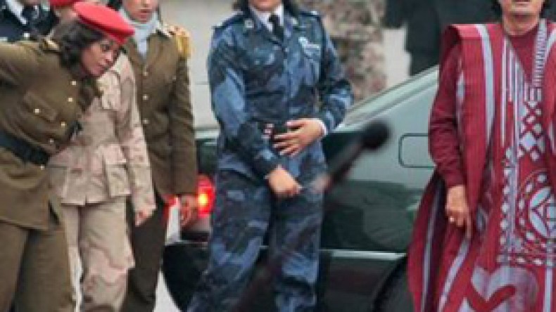 300‭ ‬حارسة‭ ‬مقاتلة‭ ‬يتعهدن‭ ‬بحماية‭ ‬المجنون‭ ‬من‭ ‬الموت